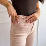 Spodnie jeansowe z plecioną aplikacją w pasie Pudrowe – Braidella 4