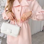 Kombinezon marynarkowy z paskiem i złotą klamrą Pudrowy – Goldtailor 4