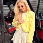 Krótka marynarka damska z podszewką i gumką w pasie Żółta – Flexblazer 4