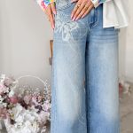 Spodnie jeansowe z cekinowym motylem Jasny jeans – Sequinfly 2