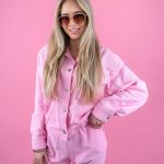 Kurtka sztruksowa zapinana na napy Różowa – Cordessa 2