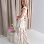 Elegancki komplet: marynarka bez rękawów i spodnie koronkowe Beżowy – Lacevia 2