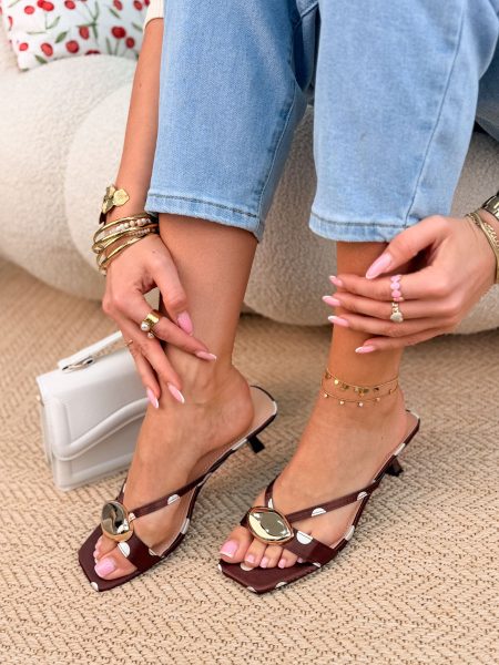 Klapki na kaczuszce w grochy Czekoladowy – Polka Muse 1