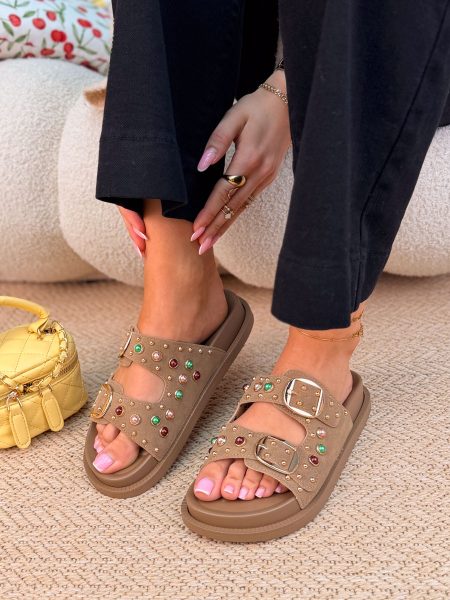 Klapki zamszowe z klamrami i dżetami Fango – Suede Glow 1