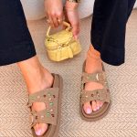 Klapki zamszowe z klamrami i dżetami Fango – Suede Glow 2