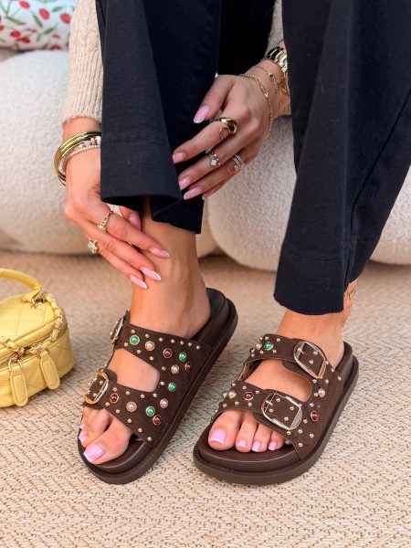 Klapki zamszowe z klamrami i dżetami Czekoladowe – Suede Glow 1