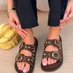 Klapki zamszowe z klamrami i dżetami Czekoladowe – Suede Glow 4