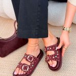 Klapki zamszowe z klamrami i dżetami Bordowe – Suede Glow 3