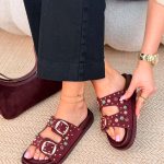 Klapki zamszowe z klamrami i dżetami Bordowe – Suede Glow 4