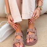 Klapki zamszowe z klamrami i dżetami Pudrowe – Suede Glow 4