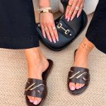 Klapki ze złotą asymetryczną aplikacją Czekoladowe – Asym Gold 2