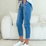 Spodnie jeansowe mom fit z przetarciami Jeansowy – Wornelle 3